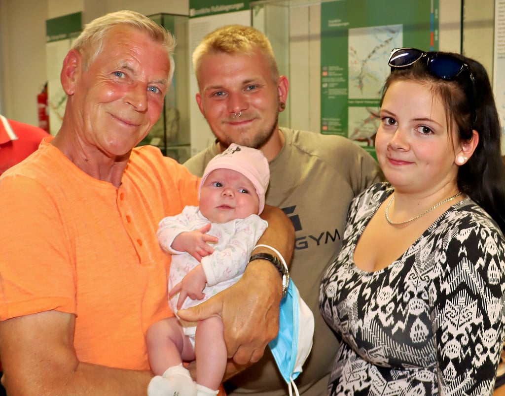 Norbert Nachtweih hält die kleine Lara Teresa auf dem Arm.