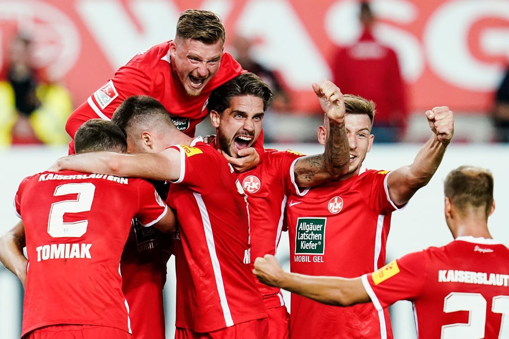 Kaiserslauterns Mannschaft jubelt über das Tor zum Endstand von 2:1.