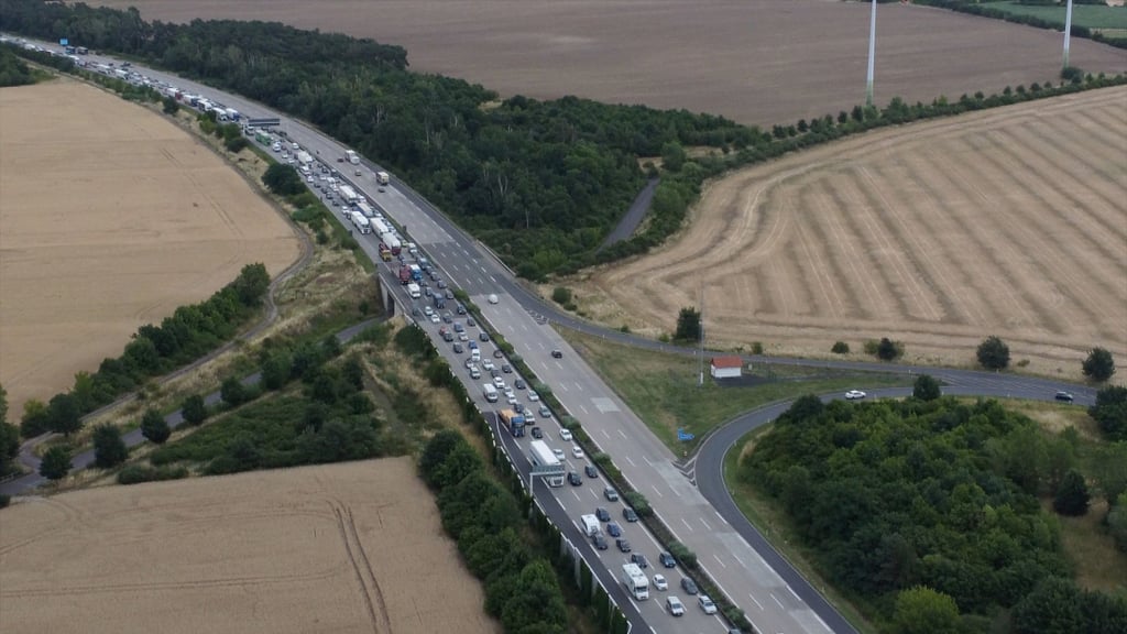 Auf der A2 nach Magdeburg in Sachsen-Anhalt zieht sich zum Ferienbeginn der Stau hin. Mittlerweile müssen Fahrer auf der Autobahn etwa eine Stunde ausharren, bis es für sie weitergeht.