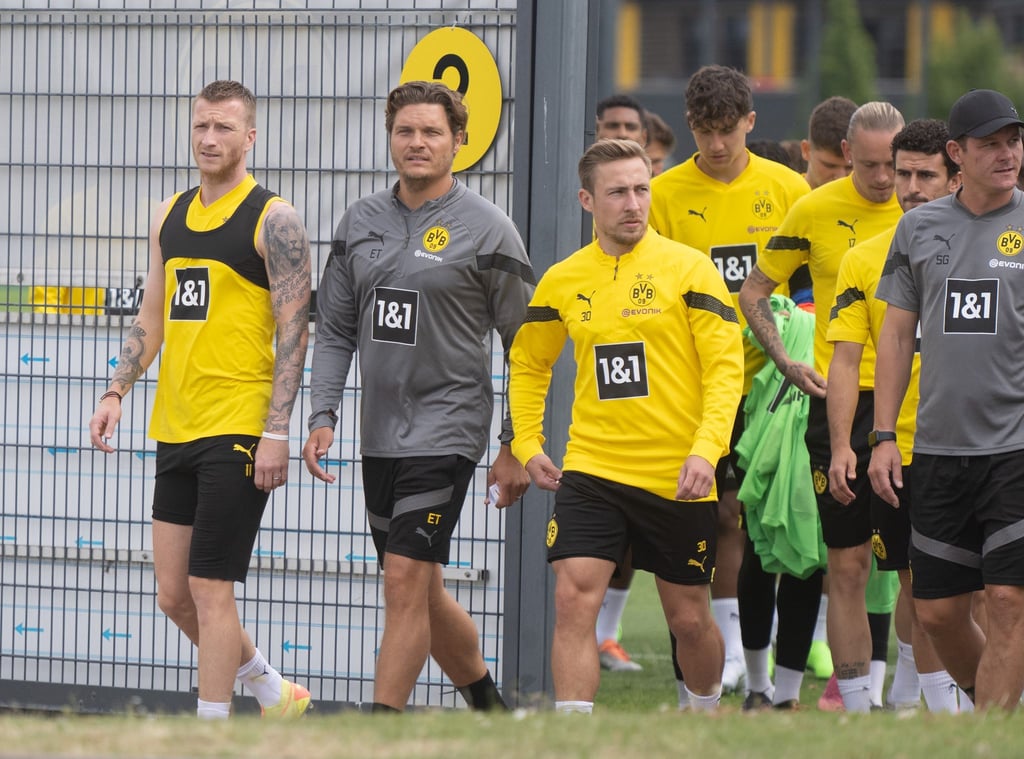 BVB-Coach Edin Terzic (M) reist mit reichlich Personal ins Trainingslager.