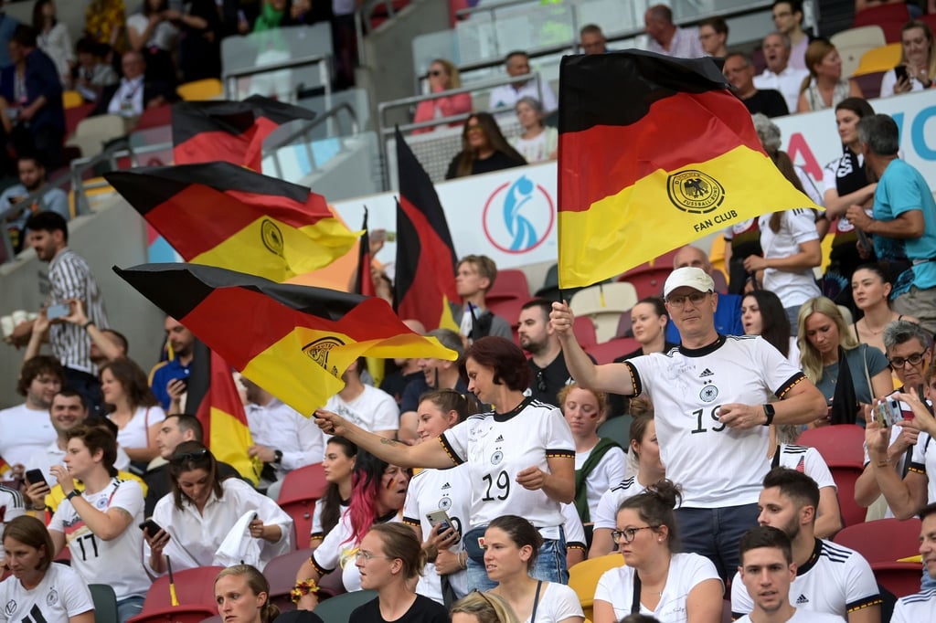 Deutsche Fans im Brentford Community Stadium.