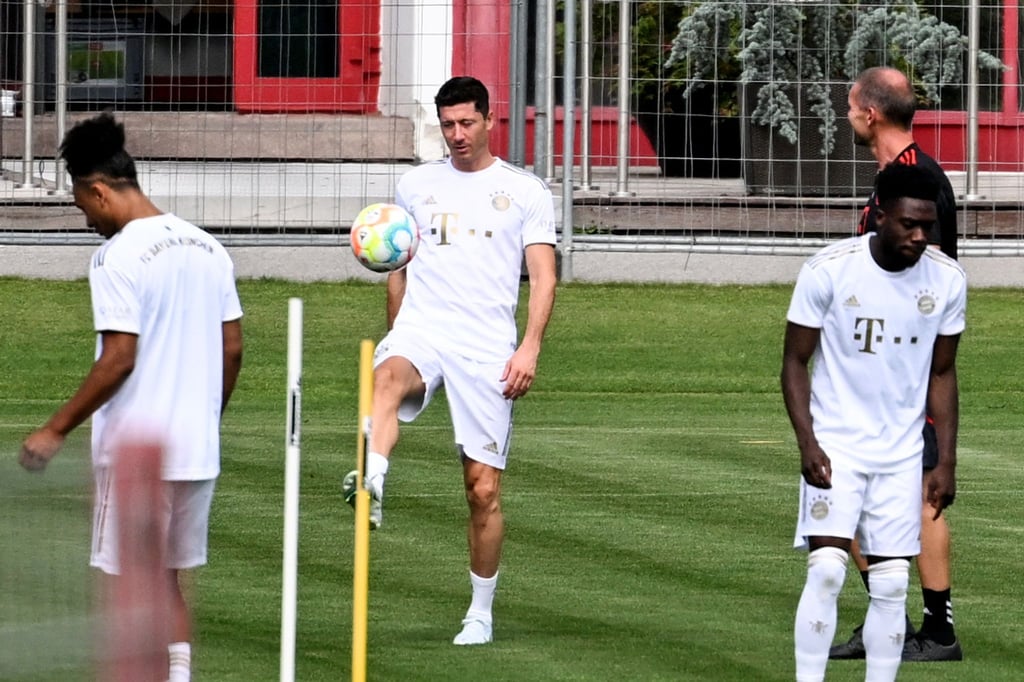 Top-Stürmer Robert Lewandowski (M.) will den FC Bayern München verlassen.