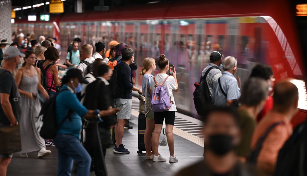 Seit Einführung des Neun-Euro-Tickets sind die Bahnsteige voller - und die Straßen leerer.