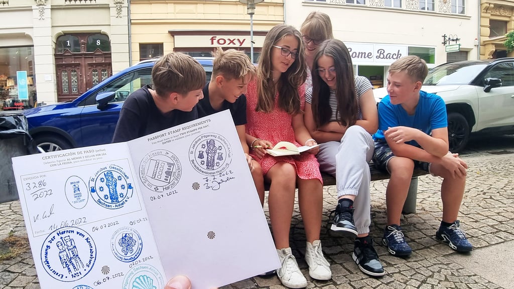 An den einzelnen Stationen haben die Teilnehmer in einem Pilgerpass Stempel gesammelt.