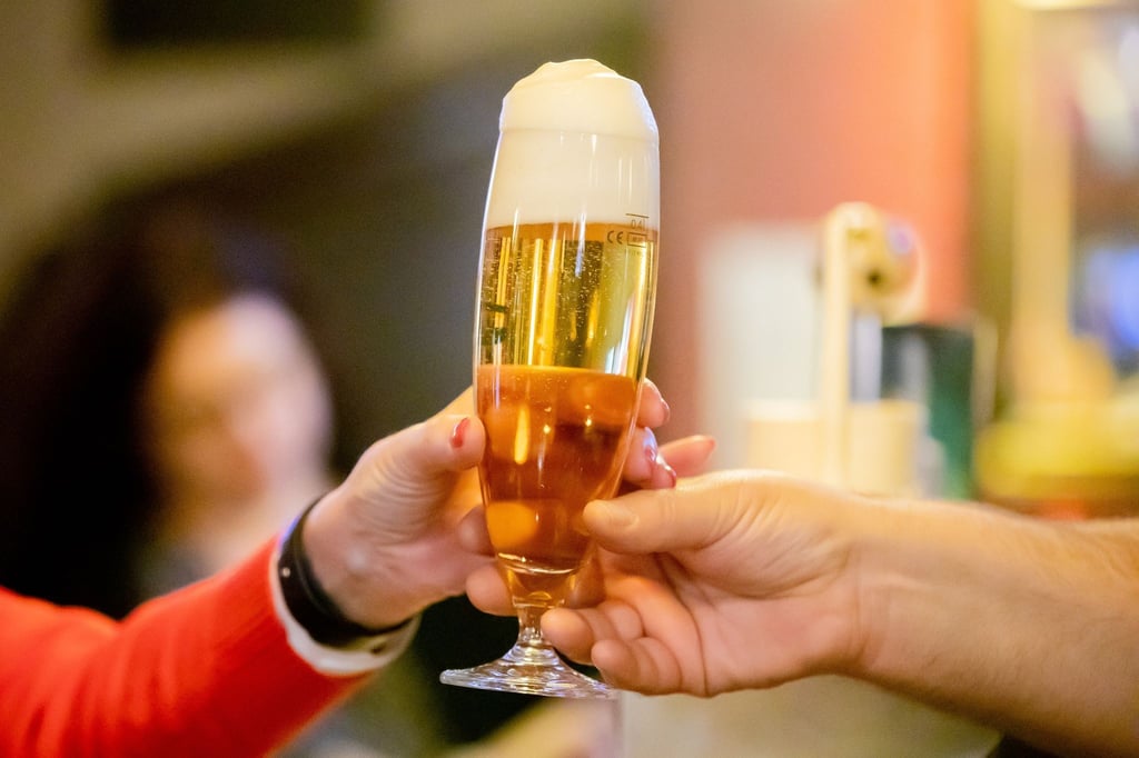 Menschen unter 40 Jahre sollten einer neuen Studie zufolge deutlich weniger Alkohol trinken als bisher angenommen.