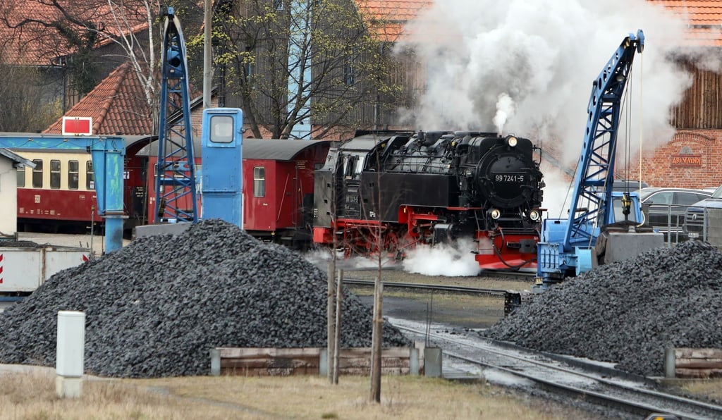 Ein Zug der Harzer Schmalspurbahn, HSB, fährt vom Hauptbahnhof in Wernigerode ab.
