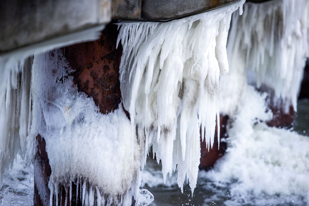 Schnee und Eiszapfen an hohen Dächern können gefährlich für Fußgänger sein. Aber mitten in Juli in Volkstedt?