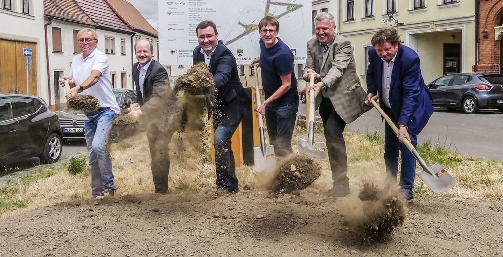Abzüge in der Synchronwertung: Andreas Nette (3. v. l.) und Vertreter von beteiligten Firmen beim Spatenstich für den Freimarkt.