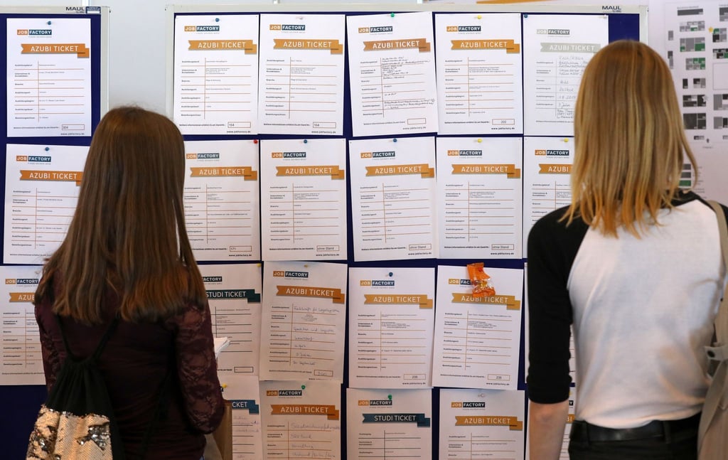 Viele Jugendliche fühlen sich bei der Berufswahl nicht ausreichend unterstützt. Das geht aus einer repräsentativen Befragung des Meinungsforschungsinstituts iconkids & youth hervor.