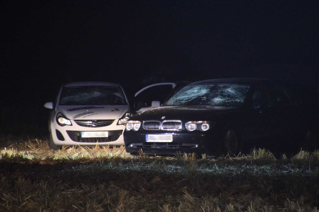 Bei der blutigen Auseinandersetzung am Kanal in Halle-Neustadt wurden mehrere Autos so stark demoliert, dass sie abgeschleppt werden mussten.