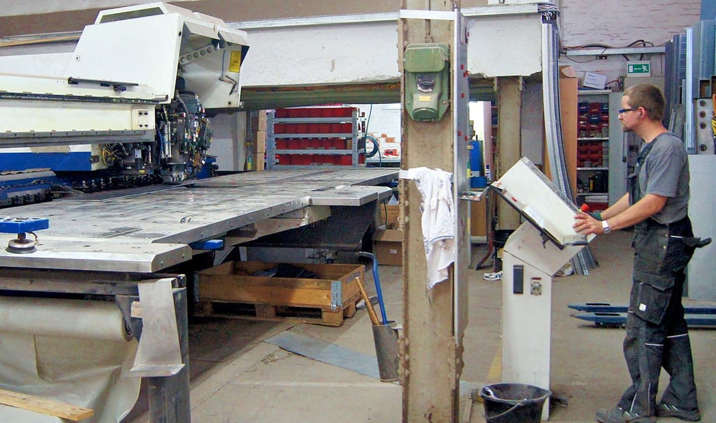 Stahlplatten werden mit der Stanzlasermaschine bearbeitet.