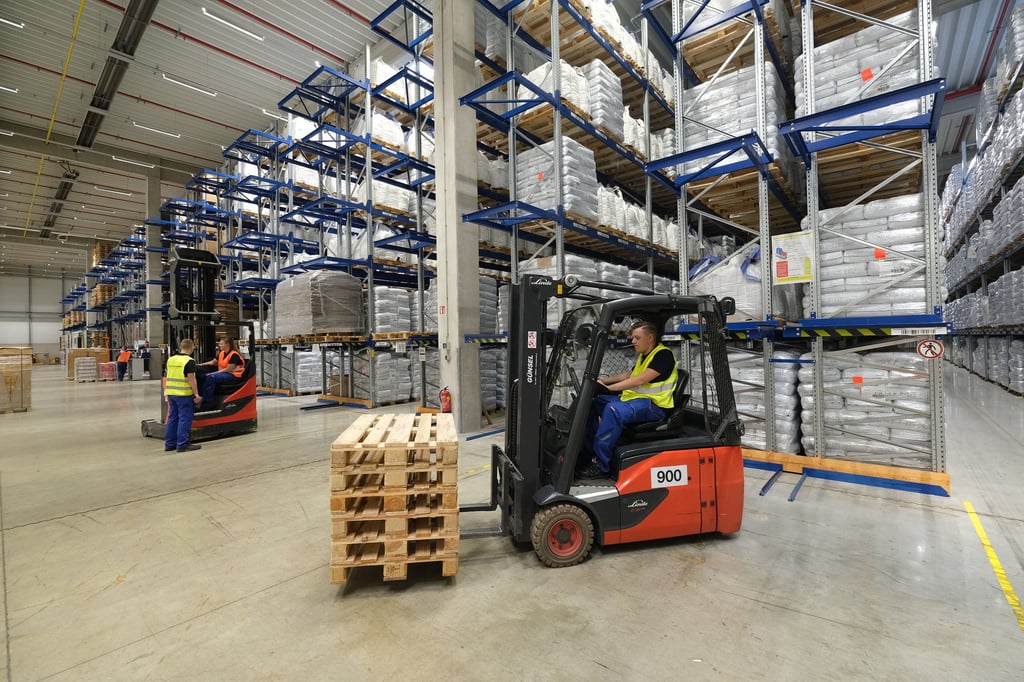 Die Lager der Finsterwalder Transport und Logistik GmbH in Halle sind gut gefüllt. Seit dem Ausbruch des Krieges würden immer mehr Zulieferer sich bevorraten.