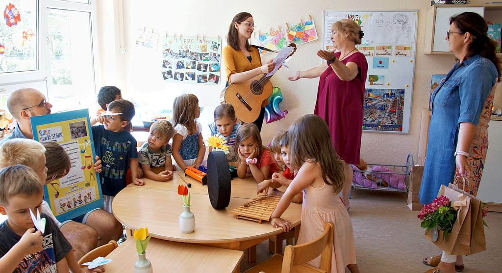 Die Stendaler Kita Stadtseeknirpse verabschiedet sich von Tabea Kohler (Foto mit Gitarre). Sie hat den Kindern vier Jahre lang musikalische Früherziehung angeboten.
