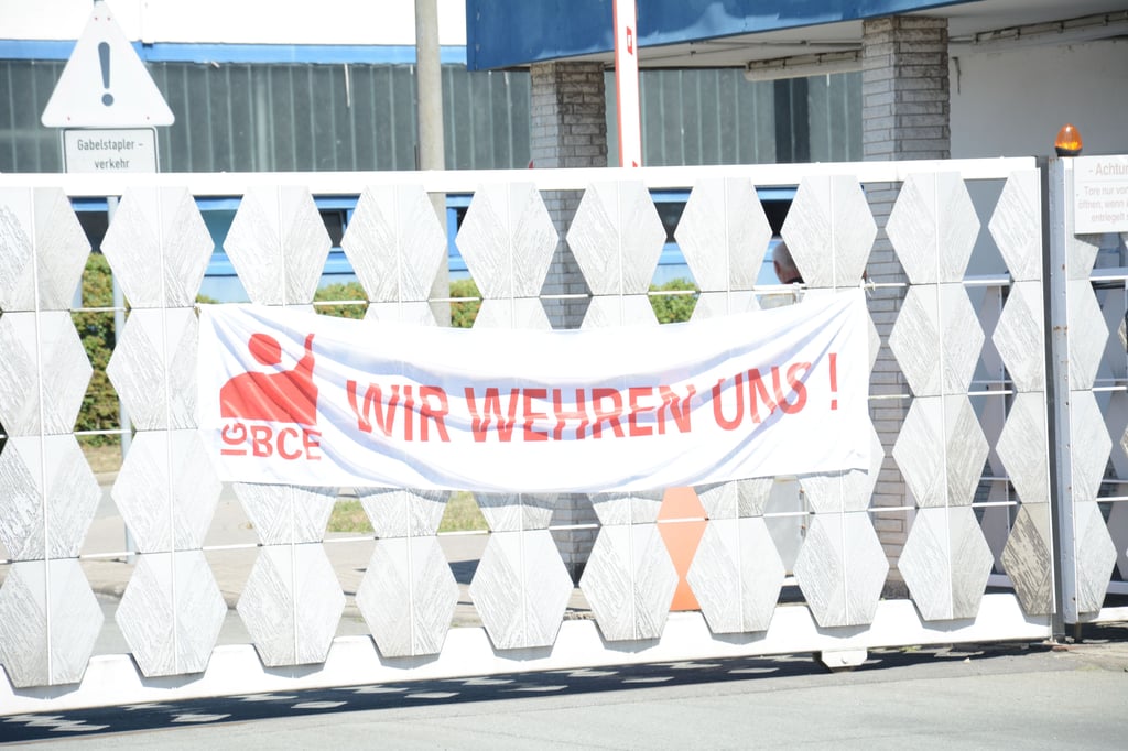 Streik wirkt: Am Dienstag blieb das Tor bei Boryszew für Lkw, die Teile vom VW-Zulieferer abholen wollten, geschlossen. Am Freitag einigten sich Gewerkschaft und Unternehmen auf einen neuen Tarifvertrag.