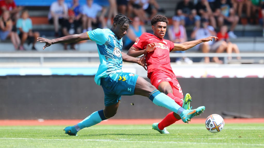 Mohammed Salisu (l.) m Duell mit Sanoussy Ba (RB Leipzig).