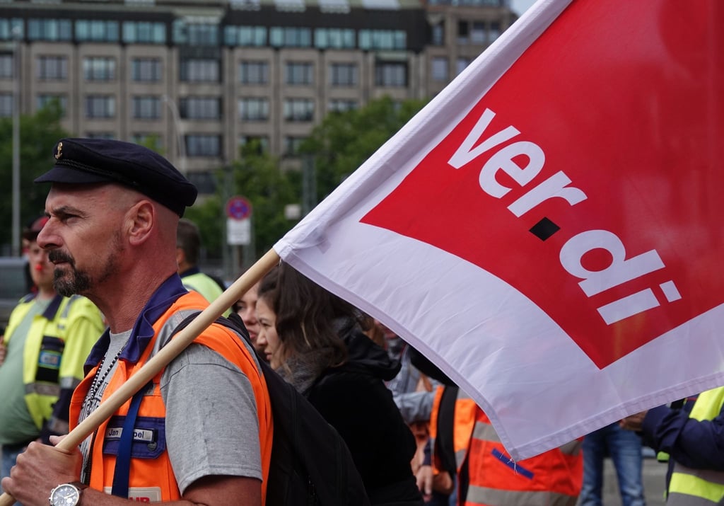 Hafen-Beschäftigte protestieren in der Innenstadt vor der Zentrale der Reederei Hapag-Lloyd.