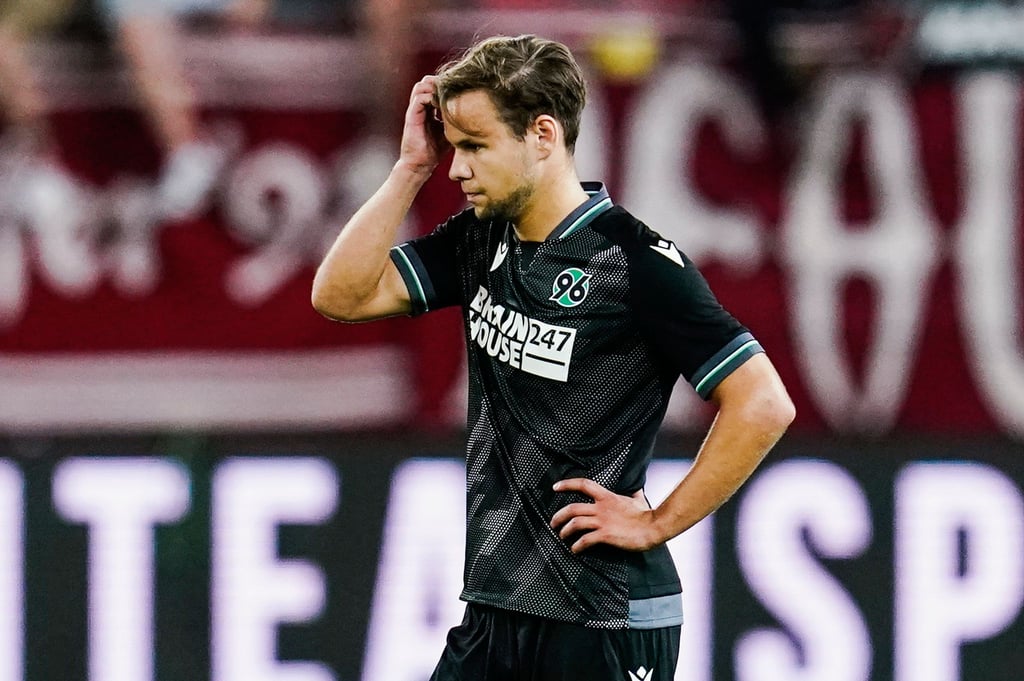 Hannovers Louis Schaub steht nach Spielende auf dem Spielfeld.