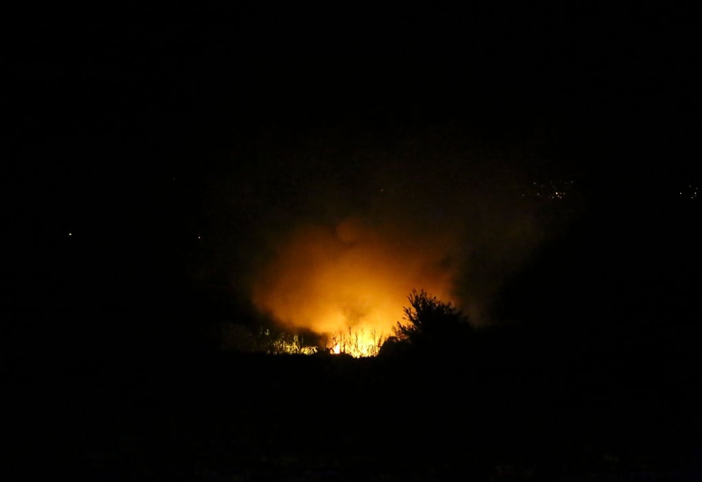 Flammen lodern an der Absturzstelle nahe Kavala im Nordosten Griechenlands.