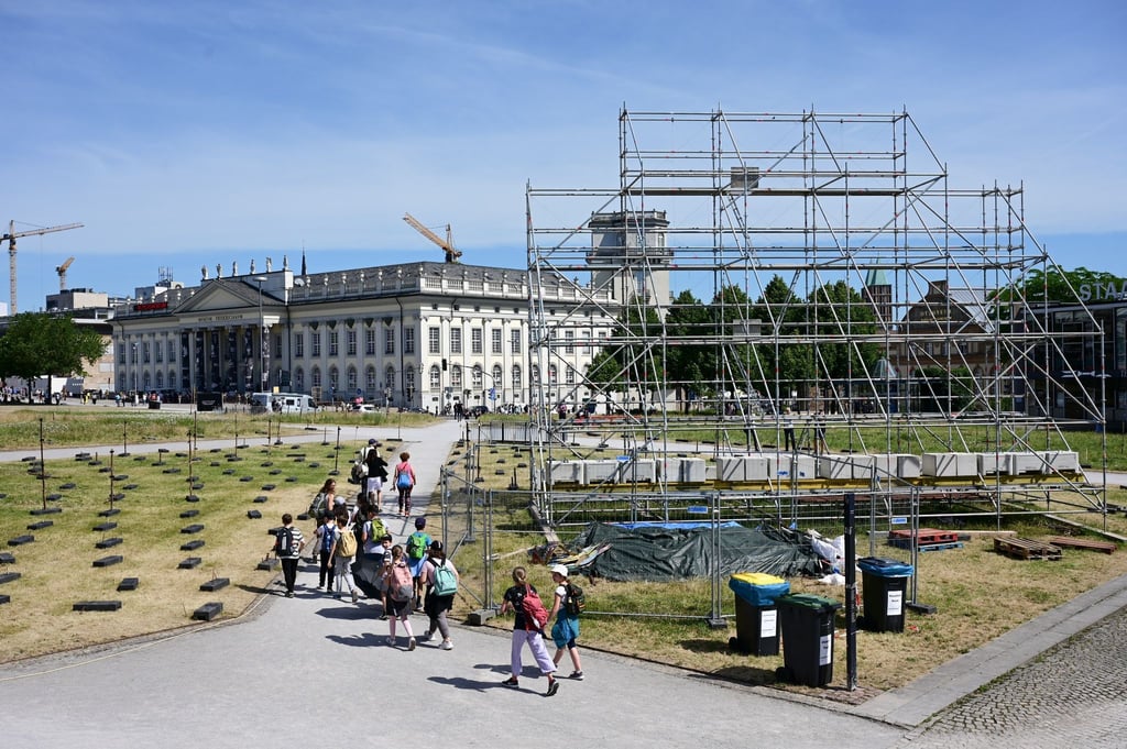 Am Tag nach dem Abhängen des umstrittenen Großbanners „People's Justice“ des indonesischen Künstlerkollektivs Taring Padi, bleiben auf dem Friedrichsplatz das leere Gerüst sowie die Ständer für die ebenfalls entfernten Pappfiguren zurück. Das Großbanner wurde nach öffentlicher Kritik wegen antisemitischer Bildsprache entfernt.