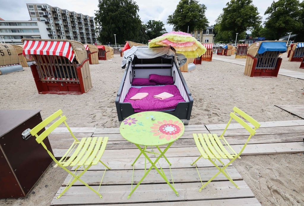 Ein Schlafstrandkorb.