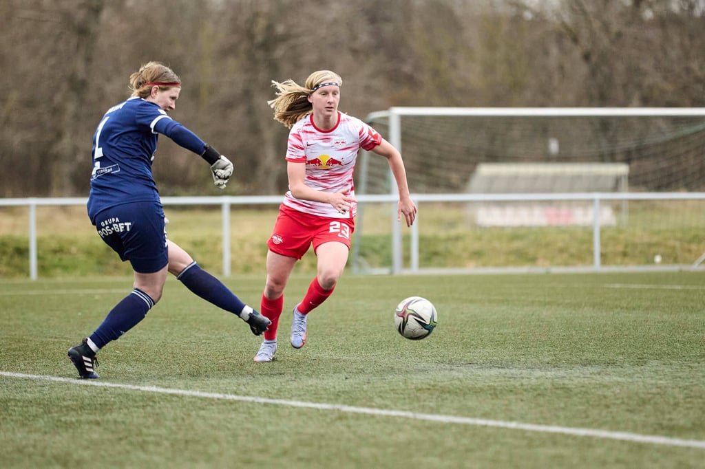 Kyra Spitzner (r.) versucht den Ball zu erreichen.