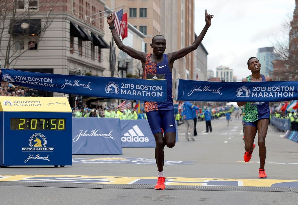 Für die WM gesperrt: Boston-Sieger Lawrence Cherono (M) aus Kenia zerreißt das Band auf der Ziellinie.