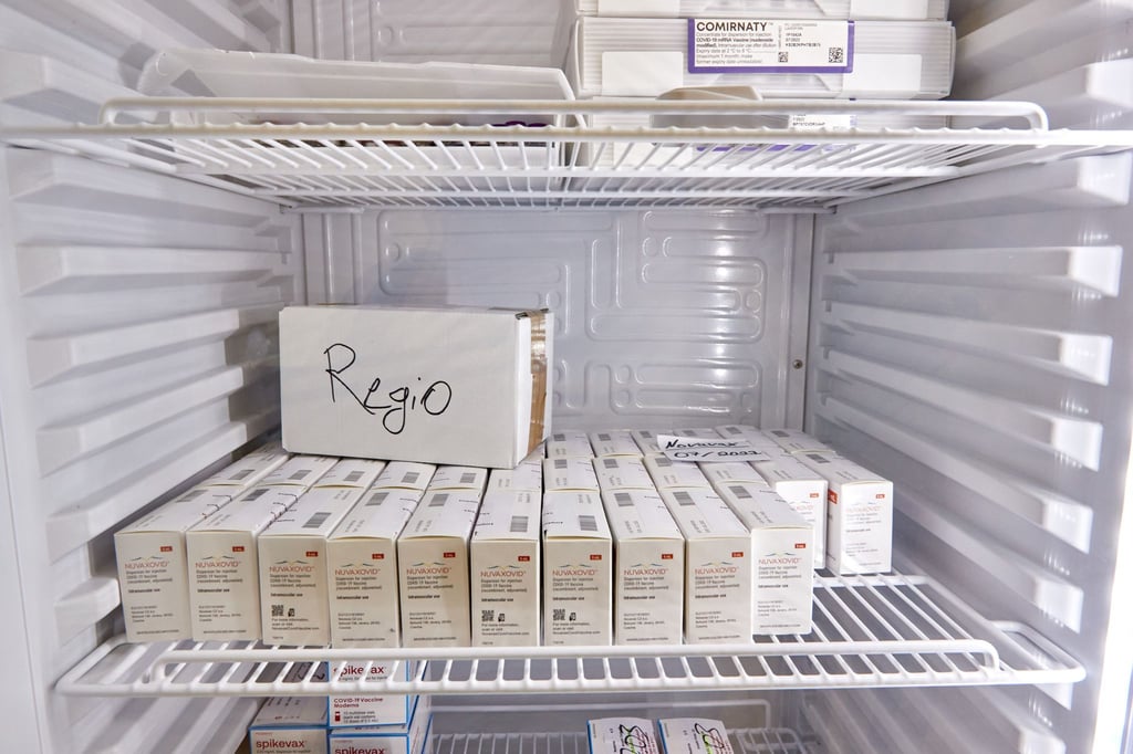 Corona-Impfstoff-Packungen verschiedener Hersteller werden in einem Impfzentrum gekühlt - in Deutschland sind innerhalb eines halben Jahres etwa 3,9 Millionen Dosen des Herstellers Moderna verfallen.