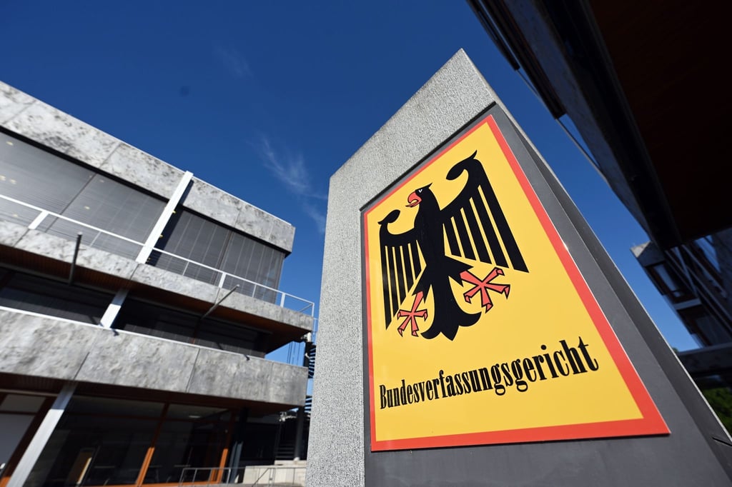 Ein Hinweisschild mit Bundesadler und dem Schriftzug „Bundesverfassungsgericht“.