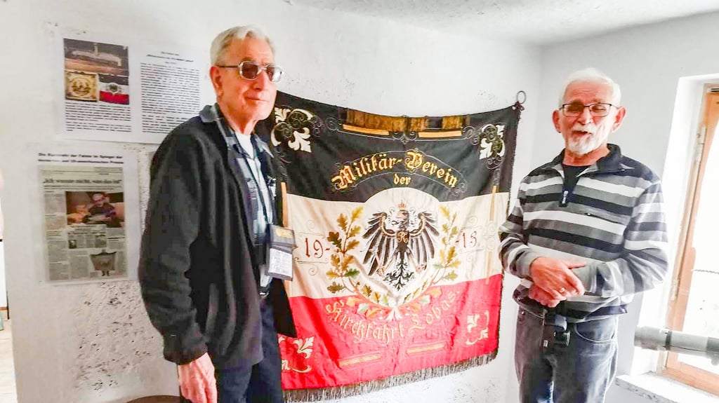 Mönch Placid Groß (links) entdeckte in einem Kloster in Nord-Dakota diese alte Fahne von 1913 aus Lobas. Er nahm mit Klaus Rehm (rechts) Kontakt auf, schickte die Fahne zurück und besuchte Deutschland. Jetzt folgt der Gegenbesuch in Amerika.