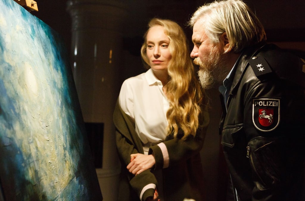 Dorfpolizist Koops (Aljoscha Stadelmann) liebt Kunst – die Restauratorin Anna Sorenko (Katharina Heyer) ist erstaunt.