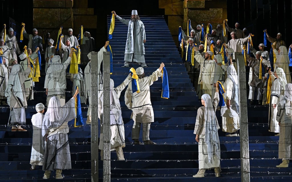 Mit Tüchern in den Farben der Ukraine proben die Darsteller den Gefangenenchor in der Oper „Nabucco“ von Giuseppe Verdi für die Domstufen-Festspiele.