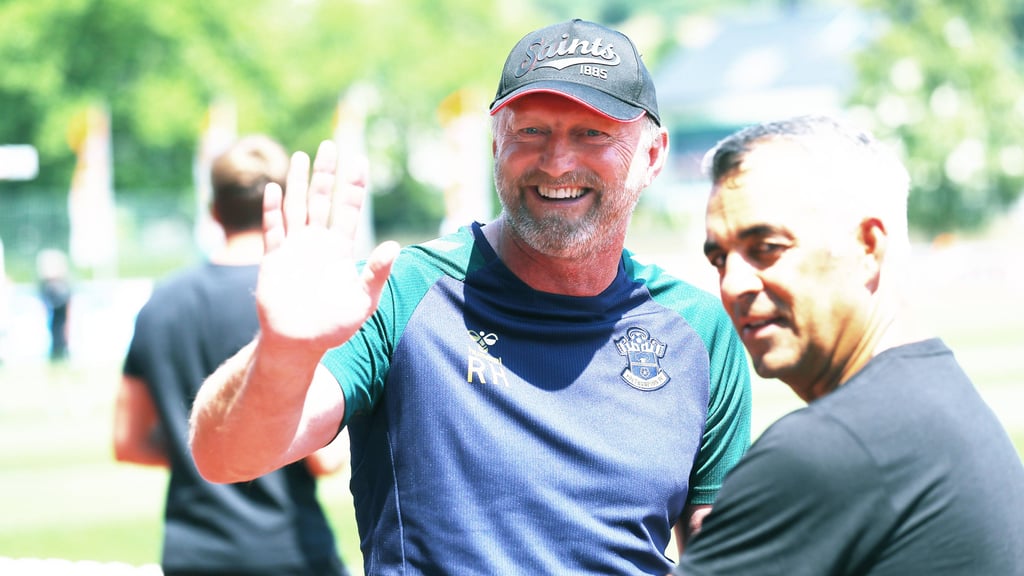 Hatte viele Hände zu schütteln: Ralph Hasenhüttl unterhielt sich vor dem Spiel auch mit Wolfsbergs Trainer Robin Dutt.