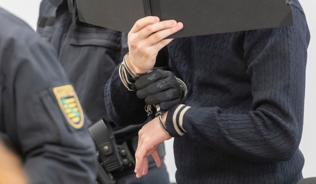 Ein Angeklagter im Prozess um den Juwelenraub im Grünen Gewölbe wird in den Gerichtssaal geführt.