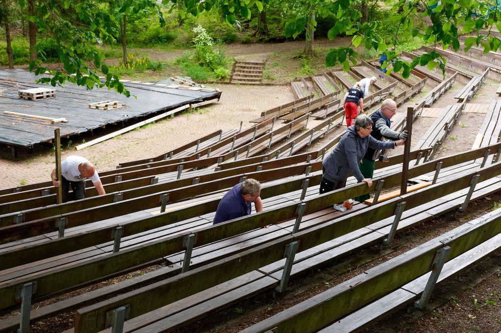 Auf der Waldbühne Benneckenstein sind Helfer mit dem Herrichten der Örtlichkeiten beschäftigt. Mitglieder des Vereins Kulturrevier Harz, die von viele freiwilligen Helfern dabei unterstützt werden, bessern die Zuschauerbänke aus.