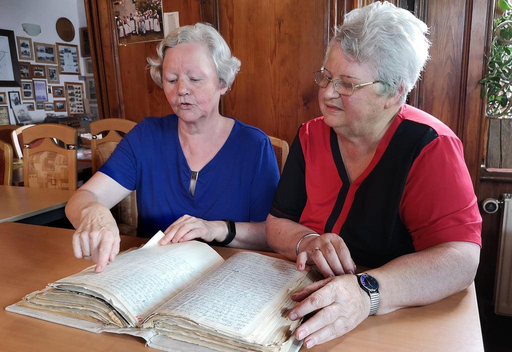 Die beiden Schwestern Thea Abel (68) und Dita Bergener (72) blättern in den Aufzeichnungen von Gustav Heinrich Müller, der sich eingehend mit der Geschichte Berßels und der Region beschäftigte.