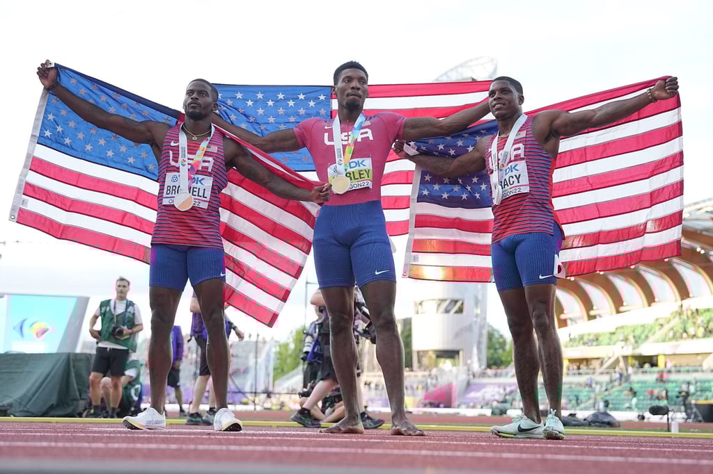 Trayvon Bromell (l-r), Fred Kerley und Marvin Bracy machten einen Dreifach-Erfolg für die USA über 100 Meter perfekt.