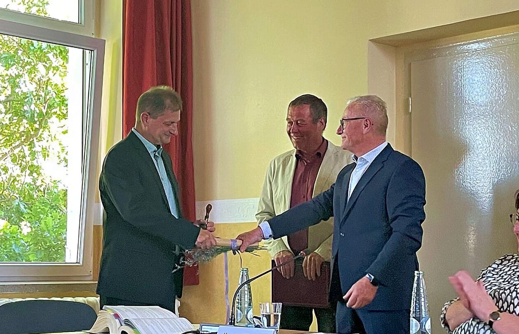 Symbolische Staffelstabübergabe des Bürgermeisteramtes vonBernd Nimmich an Marco Schmoldt.