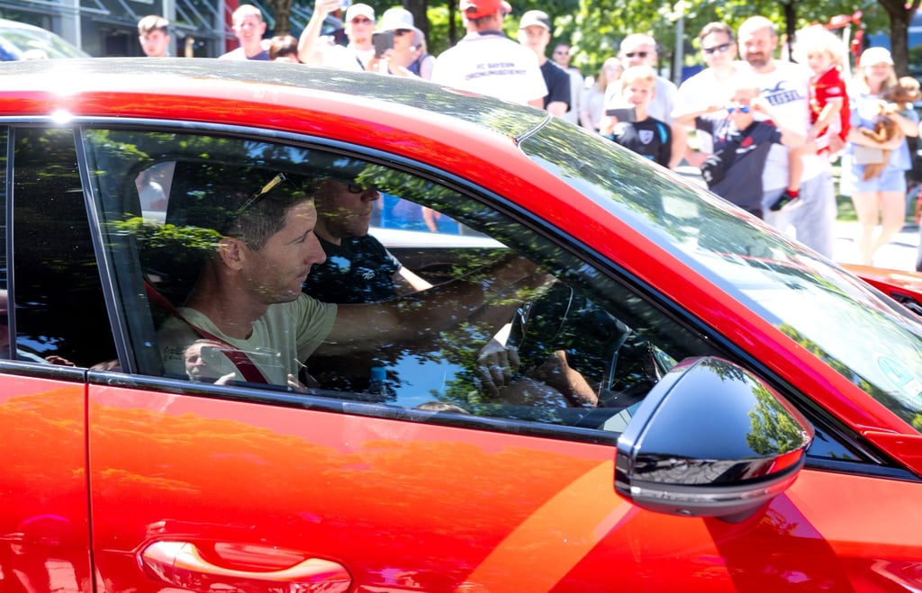 Robert Lewandowski verlässt nach dem Training beim FC Bayern im Auto das Vereinsgelände.