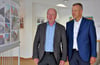 Bauamtsleiter Holger Waldmann   (l.) und Bürgermeister Bernhard Hieber (SPD) schauen sich  Ausstellungseröffnung „30 Jahre Stadtsanierung“ in der Kulturfabrik in Haldensleben an. 