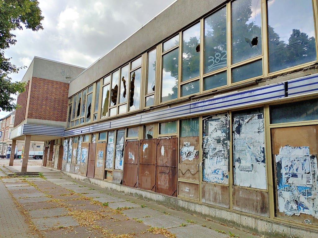 Die Ruine des Klubhauses Halberstadt belastet seit mehr als 20 Jahren das Stadtbild. Einen festen Termin für den Abriss gibt es bislang noch nicht.