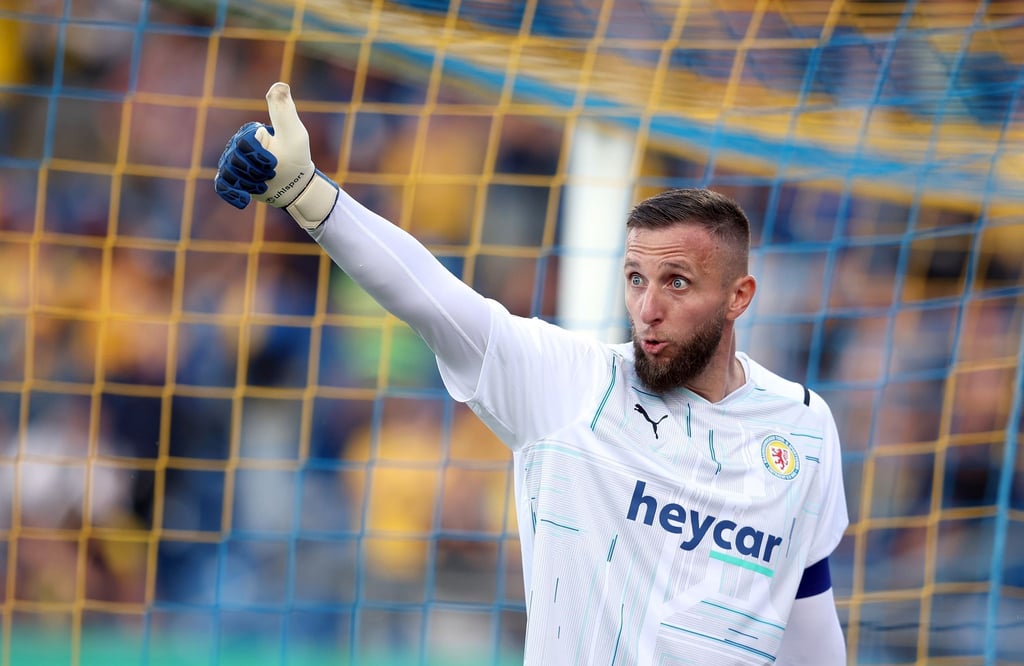 Braunschweigs Torwart Jasmin Fejzic gestikuliert.