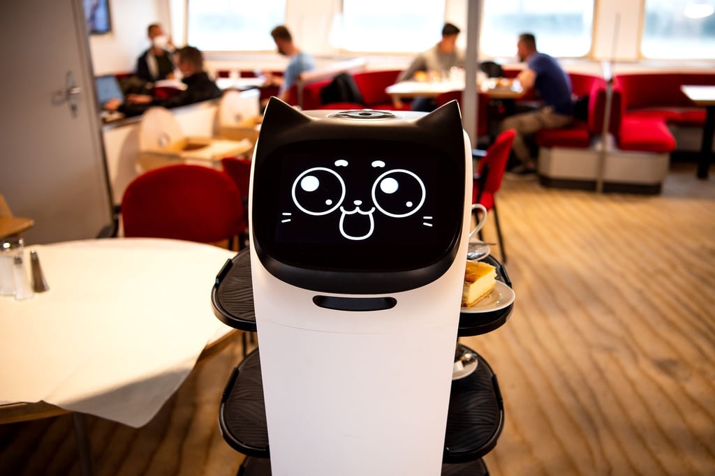 Der Gastronomie-Roboter "Bella Bot" auf der Fähre MS Ostfriesland zwischen Emden und Borkum.