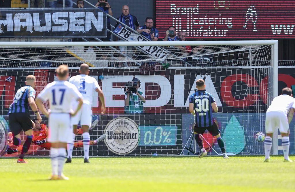 Florent Muslija (2.v.r) erzielte bei Paderborns Sieg gegen den KSC das erste Tor.