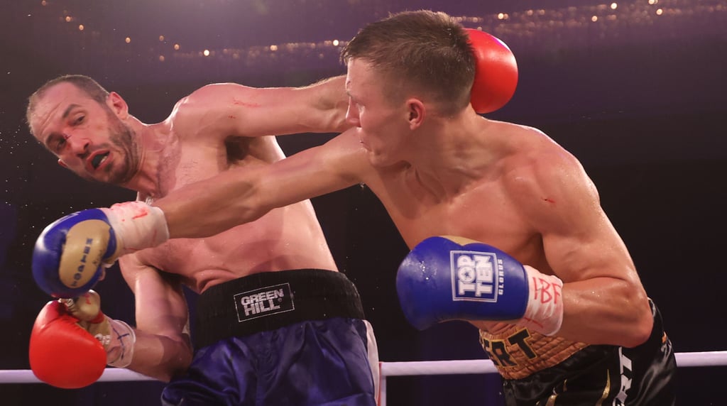 SES-Halbschwergewichtler Michael Eifert landet gegen Adriano Sperandio einen klaren Treffer und holt sich den Interconti-Titel der IBF.