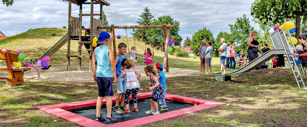 Der Hundelufter Spielplatz wurde in kürzester Zeit von über 20 Jungen und Mädchen bevölkert.