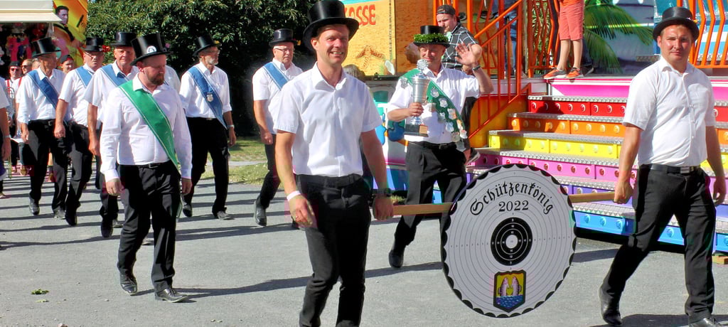 Wasserlebens neuer Schützenkönig Michael Schrader (mit Pokal und Scherpe) unmittelbar nach der Proklamation beim Start des erstes Umzugs seiner Regentschaft am Sonnabendabend des jüngsten Schützenfestes.