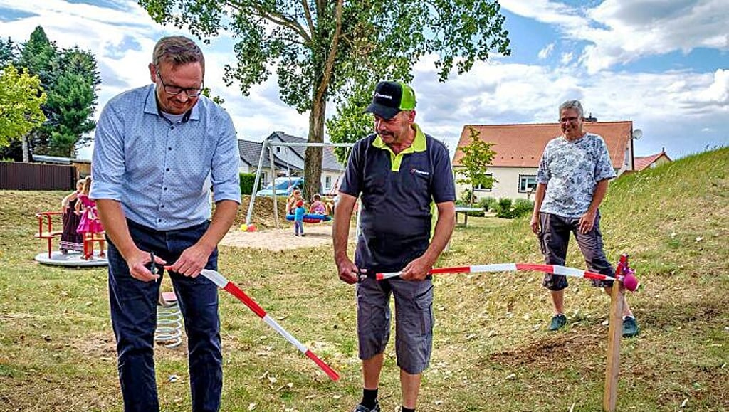 Axel Clauß und Bernd Möritz eröffneten den Spielplatz ganz offiziell.