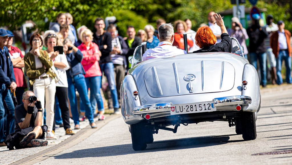 Ein Oldtimer startet bei einer Rallye anlässlich der Einbecker Oldtimertage 2022.