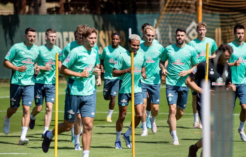 Die Mannschaft von Werder Bremen läuft über das Trainingsgelände.