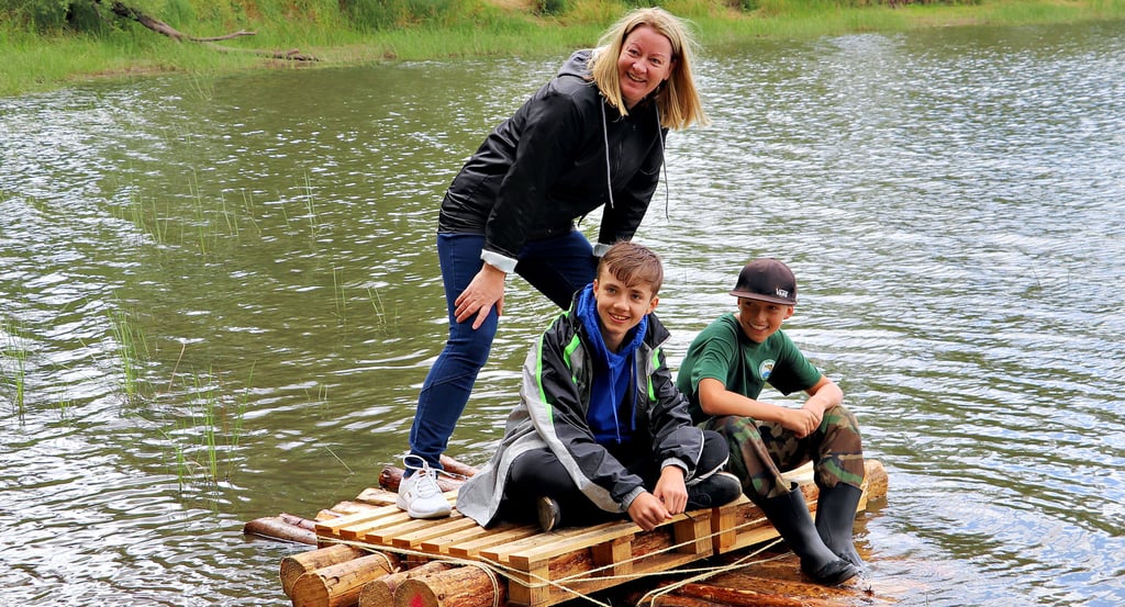 Gemeindebürgermeisterin Nicole Golz wagte sich mit den beiden jungen Angelsportlern auf das Floß. Sie kam mit trockenen Füßen zurück an Land.